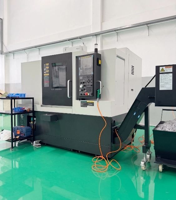 精密加工に用いられる大型の旋盤複合機、正面からの撮影