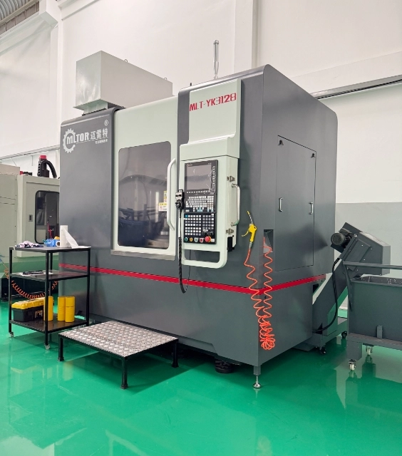 歯車などを加工するホブ盤、正面からの撮影