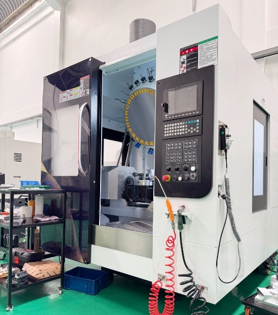 複雑な形状加工が可能な5軸マシニングセンタ