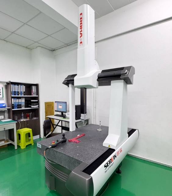 高精度な部品測定を行う3次元測定機