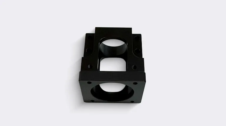 製品サンプル画像切削品「テフロン（黒）加工」