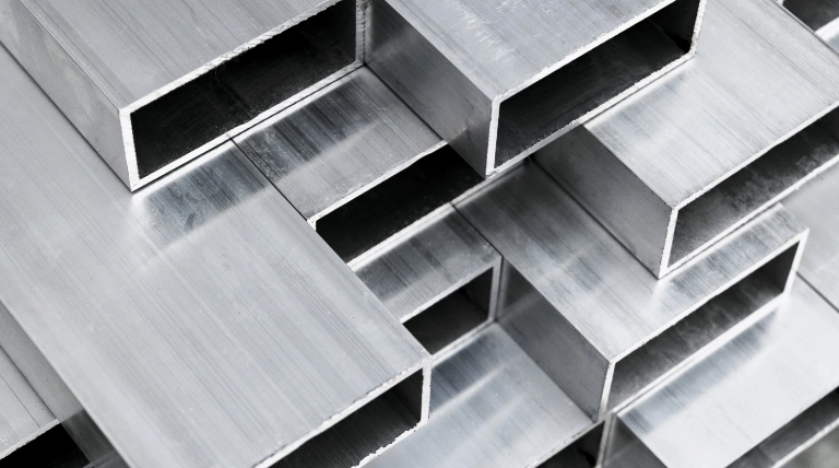 積み上げられたアルミ製角形パイプの在庫